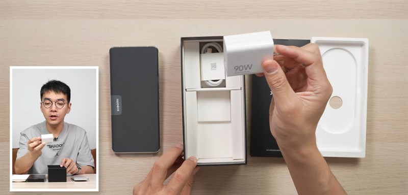 Bên trong hộp đựng Xiaomi 13 Ultra cũng được đi kèm đầy đủ món phụ kiện cần thiết Bên trong hộp đựng Xiaomi 13 Ultra cũng được đi kèm đầy đủ món phụ kiện cần thiết