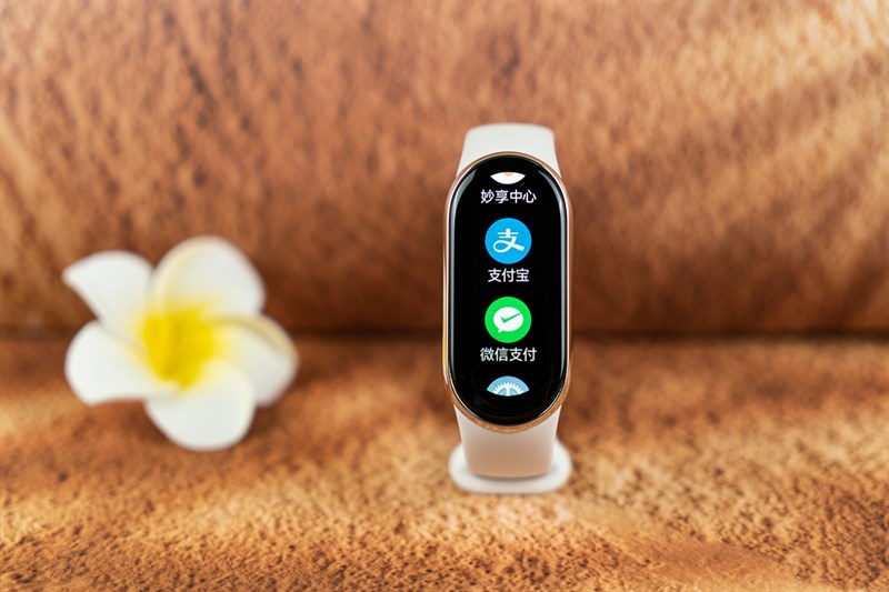 Phần màn hình của Xiaomi Band 8 vẫn sử dụng thiết kế dạng viên thuốc quen thuộc. Phần màn hình của Xiaomi Band 8 vẫn sử dụng thiết kế dạng viên thuốc quen thuộc.