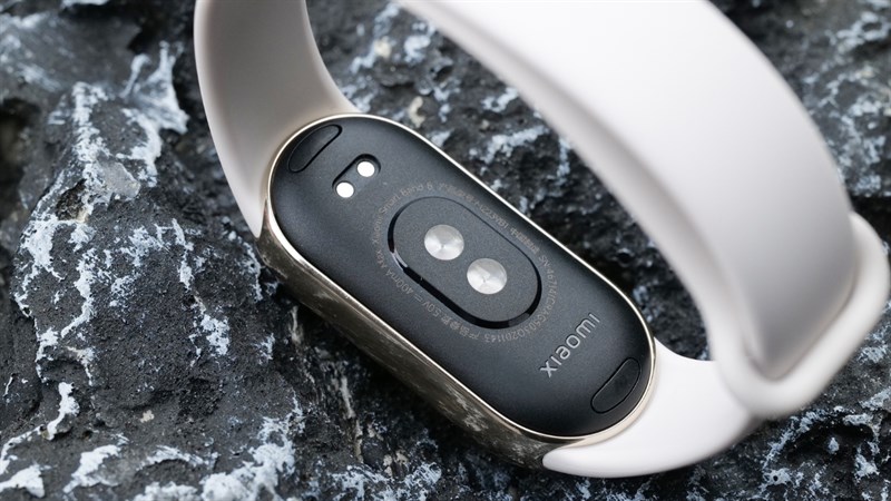 Phần cài dây đeo của Xiaomi Band 8 cũng được nhà sản xuất thiết kế lại giúp các thao tác tháo lắp diễn ra đơn giản, nhanh chóng hơn. Phần cài dây đeo của Xiaomi Band 8 cũng được nhà sản xuất thiết kế lại giúp các thao tác tháo lắp diễn ra đơn giản, nhanh chóng hơn.