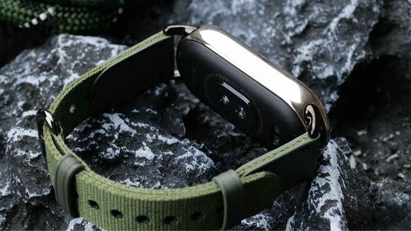 Xiaomi Band 8 có khung viền kim loại được hoàn thiện dạng bóng trông rất đẹp mắt và nổi bật. Xiaomi Band 8 có khung viền kim loại được hoàn thiện dạng bóng trông rất đẹp mắt và nổi bật.