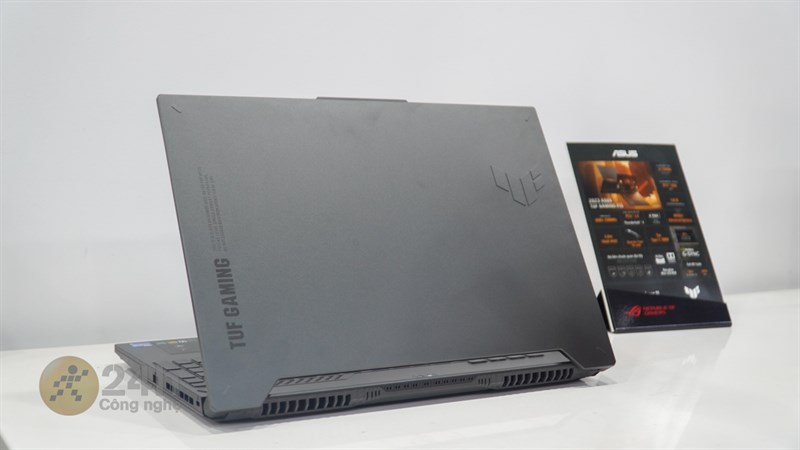 ASUS TUF Gaming F15 được chế tác từ chất liệu nhôm (mặt lưng) và nhựa (thân máy) ASUS TUF Gaming F15 được chế tác từ chất liệu nhôm (mặt lưng) và nhựa (thân máy)