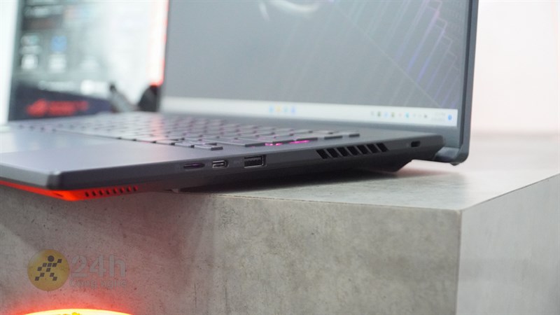 Cạnh phải của ASUS ROG Zephyrus M16 2023