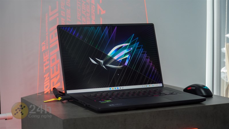 ASUS ROG Zephyrus M16 2023 có kích thước và cân nặng phù hợp để bạn cất gọn vào balo mà mang đi làm cả ngày