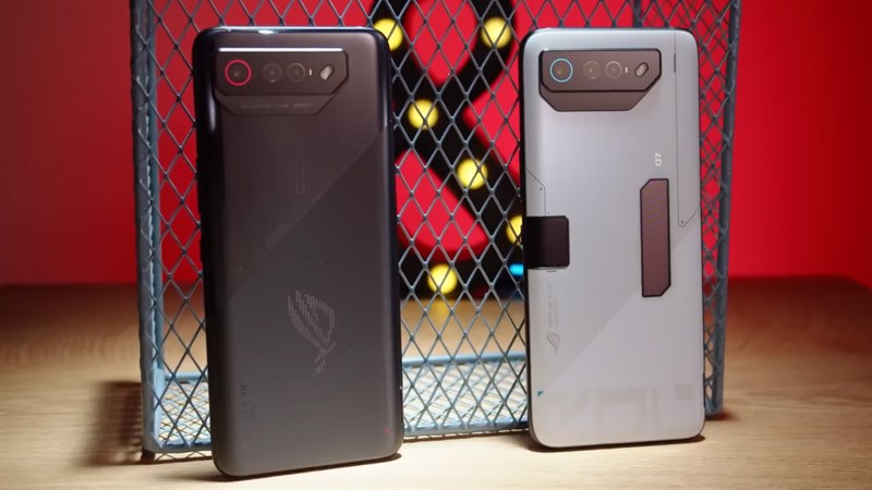 ROG Phone 7 Ultimate (phải) sở hữu hệ thống phần cứng ấn tượng ROG Phone 7 Ultimate (phải) sở hữu hệ thống phần cứng ấn tượng