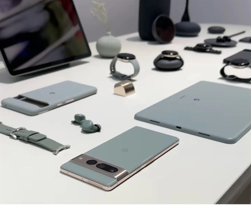 Các thiết bị Google Pixel được trưng bày trên bàn Các thiết bị Google Pixel được trưng bày trên bàn
