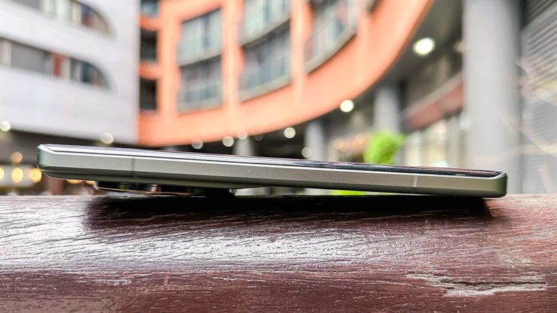 Tuy nhiên, Xiaomi 13 Ultra lại có viền màn hình tương đối dày Tuy nhiên, Xiaomi 13 Ultra lại có viền màn hình tương đối dày