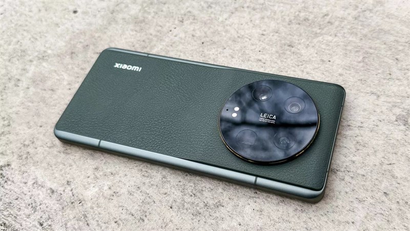 Mặt lưng Xiaomi 13 Ultra cực kỳ nổi bật với cụm camera lớn Mặt lưng Xiaomi 13 Ultra cực kỳ nổi bật với cụm camera lớn