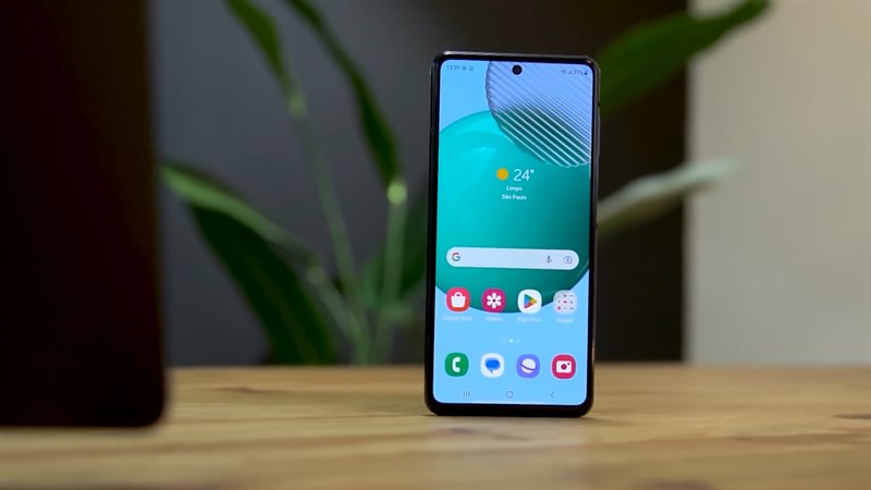 Galaxy M54 được trang bị màn hình SuperAMOLED Plus với thiết kế đục lỗ