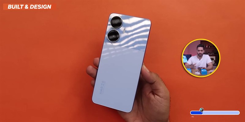 realme Narzo N55 mặt sau được chia làm hai phần.