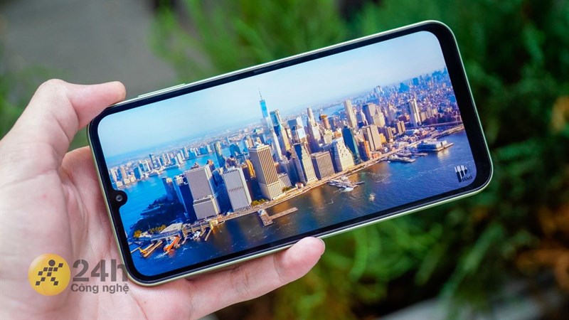 1. Galaxy A24 - Điện thoại phân khúc tầm trung đáng mua nhất 