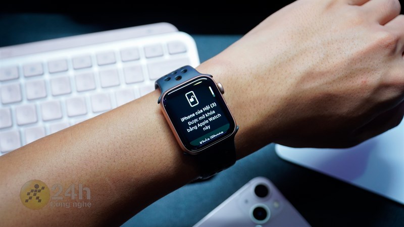 Tốc độ mở khóa iPhone bằng Apple Watch thực sự rất nhanh. Tốc độ mở khóa iPhone bằng Apple Watch thực sự rất nhanh.