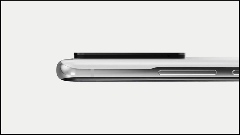 Mặt lưng của Xiaomi 15 Ultra được hoàn thiện từ chất liệu kính bóng và được bo cong ở hai cạnh bên. 