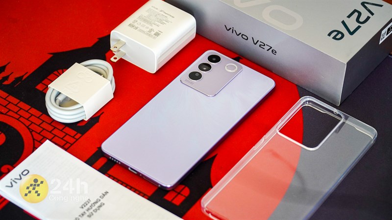 Bên trong hộp là điện thoại Vivo V27e và các phụ kiện đi kèm