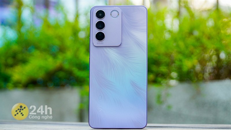 Vivo V27e có thiết kế vuông vắn giúp mình có cảm giác cầm nắm thoải mái, khá chắc tay