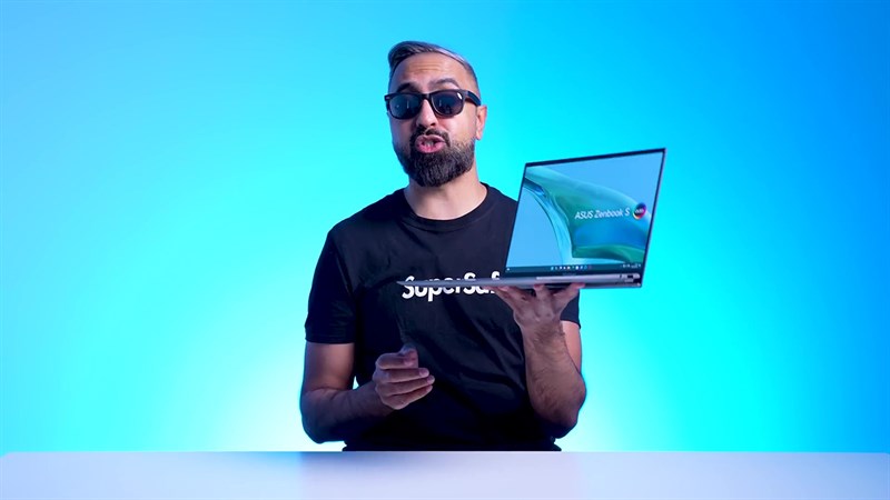 ASUS Zenbook S 13 OLED (2023) sở hữu tổng thể mỏng nhẹ. ASUS Zenbook S 13 OLED (2023) sở hữu tổng thể mỏng nhẹ.