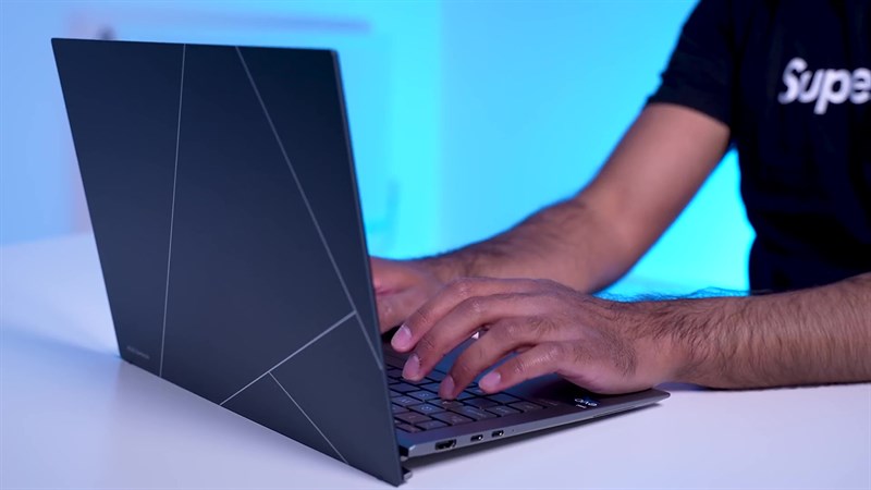Chất lượng hoàn thiện của ASUS Zenbook S 13 OLED (2023) được đánh giá cao. Chất lượng hoàn thiện của ASUS Zenbook S 13 OLED (2023) được đánh giá cao.