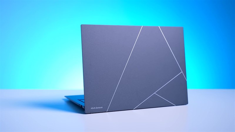 Mặt A của ASUS Zenbook S 13 OLED (2023) có thiết kế sang trọng và thanh lịch. Mặt A của ASUS Zenbook S 13 OLED (2023) có thiết kế sang trọng và thanh lịch.