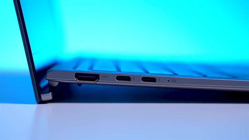 Cạnh trái của ASUS Zenbook S 13 OLED (2023). Cạnh trái của ASUS Zenbook S 13 OLED (2023).