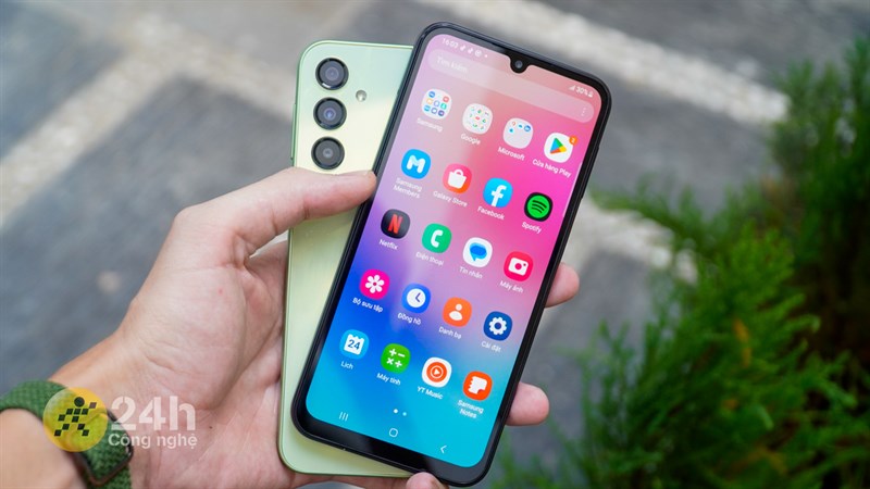 Mặt trước của Galaxy A24 bạn sẽ bắt gặp màn hình khoét giọt nước Super AMOLED kích thước 6.5 inch.