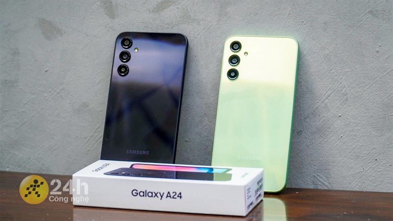 Galaxy A24 sở hữu hai phiên bản màu sắc là Xanh lá và Đen cùng mặt lưng phủ bóng nổi bật