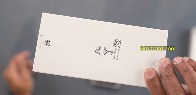 Bên trong hộp đựng Galaxy M14 5G chứa khe cắm SIM, sách hướng dẫn sử dụng Bên trong hộp đựng Galaxy M14 5G chứa khe cắm SIM, sách hướng dẫn sử dụng