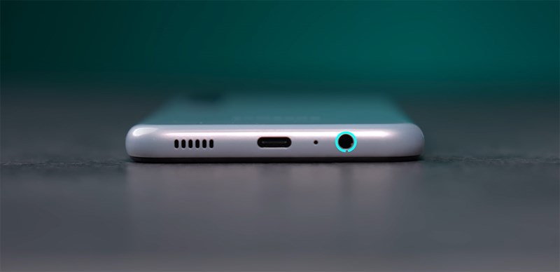 Cạnh đáy Galaxy M14 5G chứa mic, loa, cổng âm thanh 3.5 mm và cổng sạc USB-C. Nguồn: Trakin Tech Cạnh đáy Galaxy M14 5G chứa mic, loa, cổng âm thanh 3.5 mm và cổng sạc USB-C. Nguồn: Trakin Tech