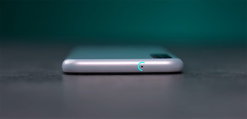 Cạnh trên cùng chứa mic phụ Cạnh trên cùng chứa mic phụ