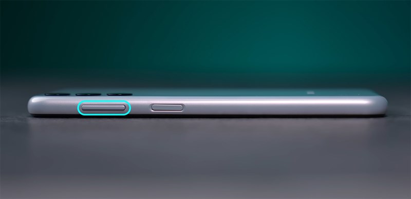 Cạnh phải của Galaxy M14 5G chứa nút nguồn kiêm cảm biến vân tay và cụm phím tăng/giảm âm lượng Cạnh phải của Galaxy M14 5G chứa nút nguồn kiêm cảm biến vân tay và cụm phím tăng/giảm âm lượng