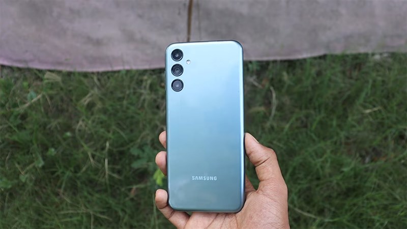 Tuy vậy, Galaxy M14 5G được thiết kế ôm tay hơn so với dòng A Tuy vậy, Galaxy M14 5G được thiết kế ôm tay hơn so với dòng A