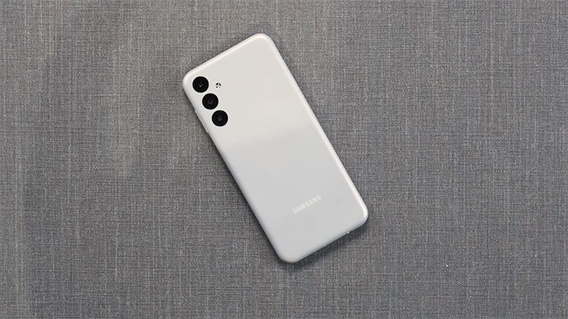 Galaxy M14 5G còn có mặt lưng bo cong và được làm nhám Galaxy M14 5G còn có mặt lưng bo cong và được làm nhám