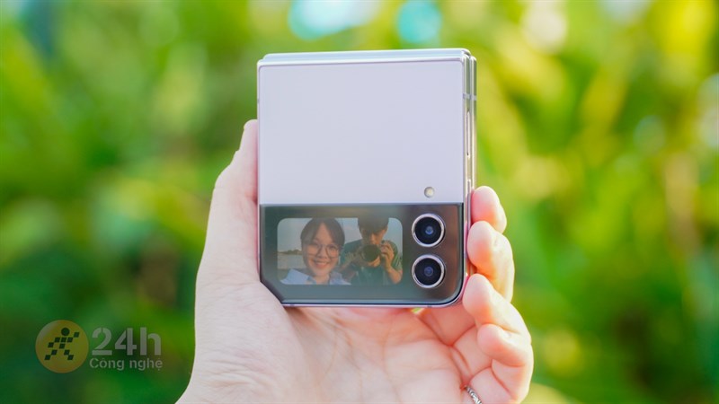 Mình có thể chụp ảnh selfie một cách nhanh chóng với màn hình phụ 1.9 inch của Galaxy Z Flip4.