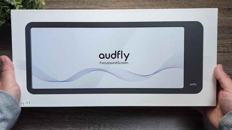 Hộp đựng của Focusound Glass có thiết kế đơn giản với tone màu trắng chủ đạo. Hộp đựng của Focusound Glass có thiết kế đơn giản với tone màu trắng chủ đạo.