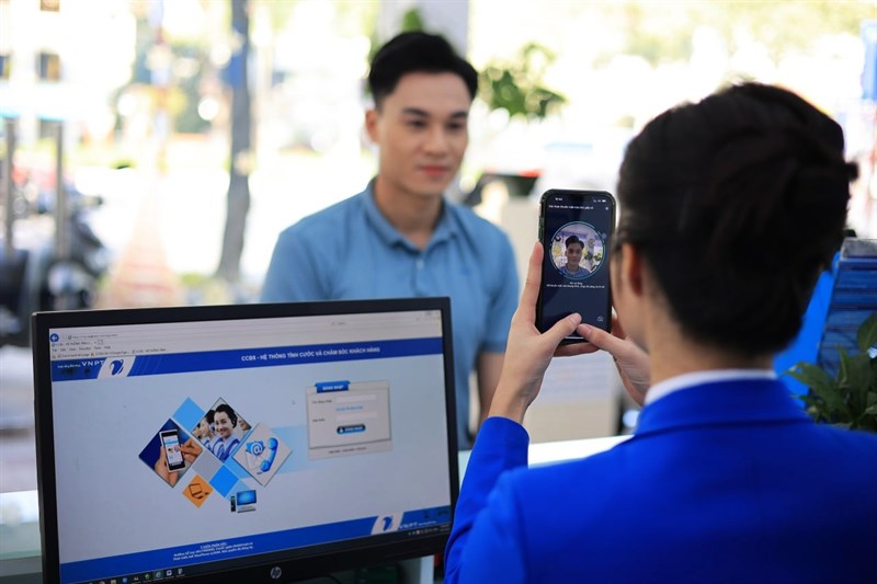 Ở giai đoạn khóa 2 chiều, các chủ thuê bao muốn cập nhật thông tin phải ra các điểm giao dịch Ở giai đoạn khóa 2 chiều, các chủ thuê bao muốn cập nhật thông tin phải ra các điểm giao dịch