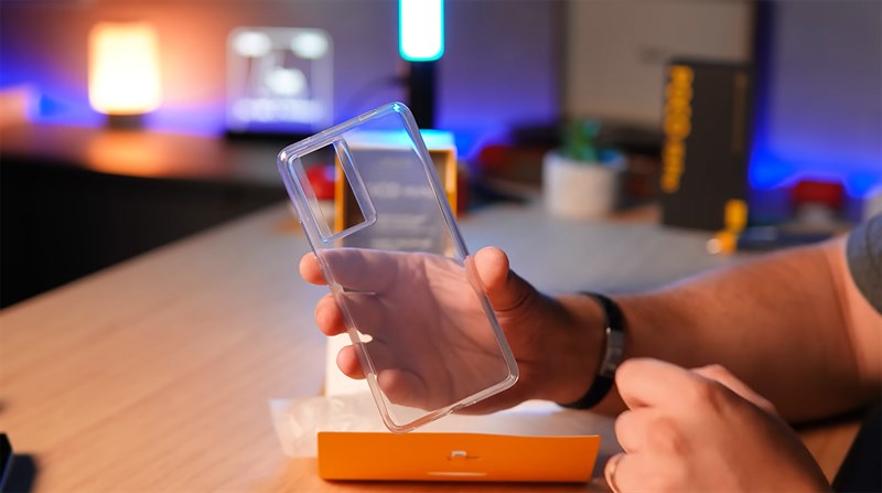 Bên trong hộp đựng POCO F5 Pro chứa ốp lưng silicon Bên trong hộp đựng POCO F5 Pro chứa ốp lưng silicon