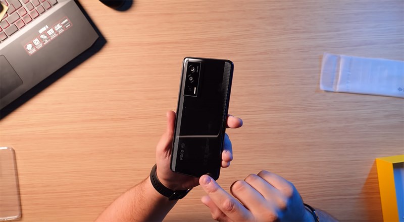 Mặt lưng của POCO F5 Pro được hoàn thiện từ nhựa và trang bí bằng những họa tiết vân carbon bắt mắt Mặt lưng của POCO F5 Pro được hoàn thiện từ nhựa và trang bí bằng những họa tiết vân carbon bắt mắt