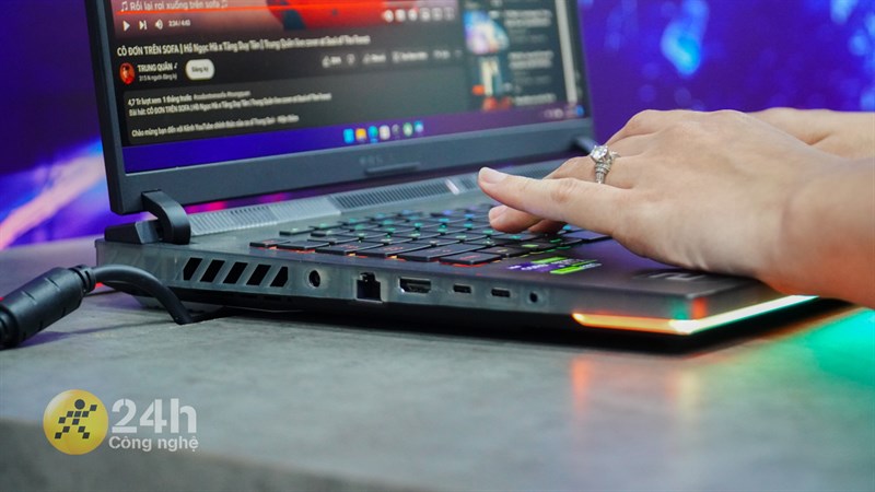 Cạnh bên trái của ASUS ROG STRIX Scar 16 2023