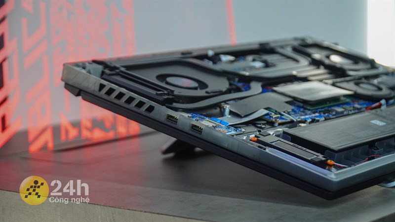 Cạnh bên phải của ASUS ROG STRIX Scar 16 2023