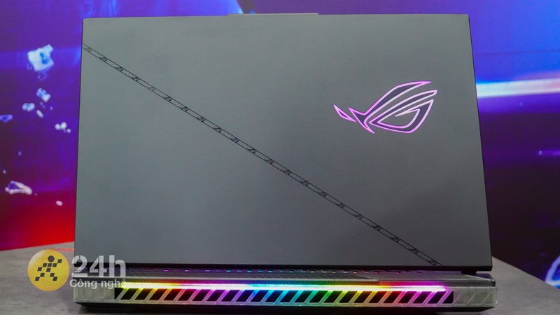 Mặt lưng của ASUS ROG STRIX Scar 16 2023 nổi bật nhờ logo ROG đầy màu sắc và họa tiết dải chéo