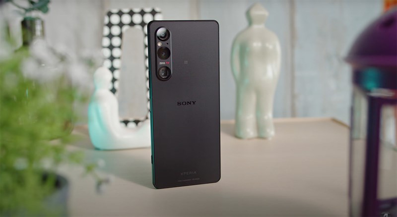 Mặt lưng Sony Xperia 1 V có thiết kế đơn giản và được phủ lớp kính cường lực Gorilla Glass Victus 2 bền bỉ