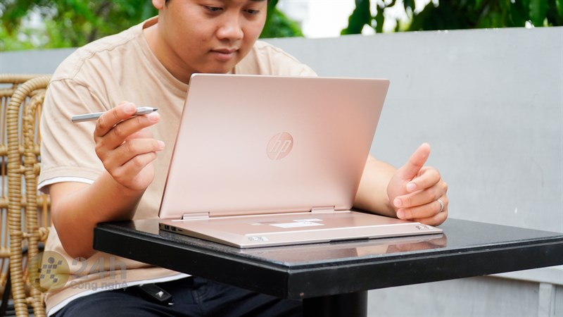 HP Pavilion X360 14 ek1049UT được trang bị vi xử lý Intel Core i5-1335U và card Intel Iris Xe Graphics