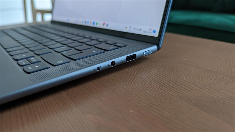 Cạnh phải của Lenovo Yoga Slim 7i Pro X