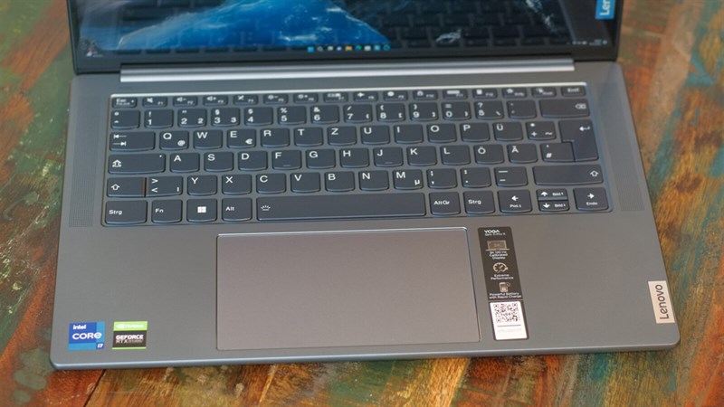 Lenovo Yoga Slim 7i Pro X được trang bị bàn phím TKL và touchpad khá lớn