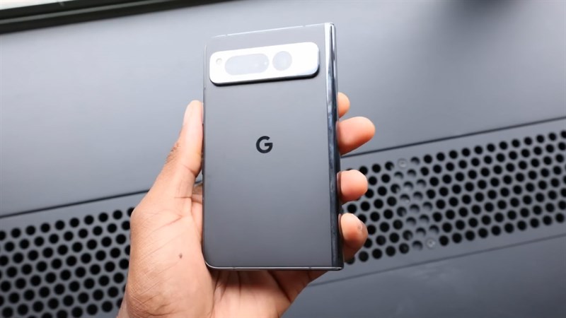 Google Pixel Fold có ngoại hình nhỏ gọn cùng các cạnh bo cong tinh tế