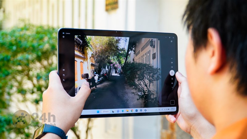 Huawei Matebook E 2022 cũng được trang bị camera sau có độ phân giải 13 MP và camera trước 8 MP.