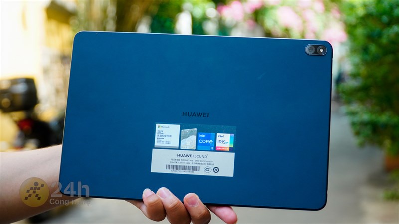 Các góc và cạnh của Huawei Matebook E 2022 được bo cong nhẹ nhàng.