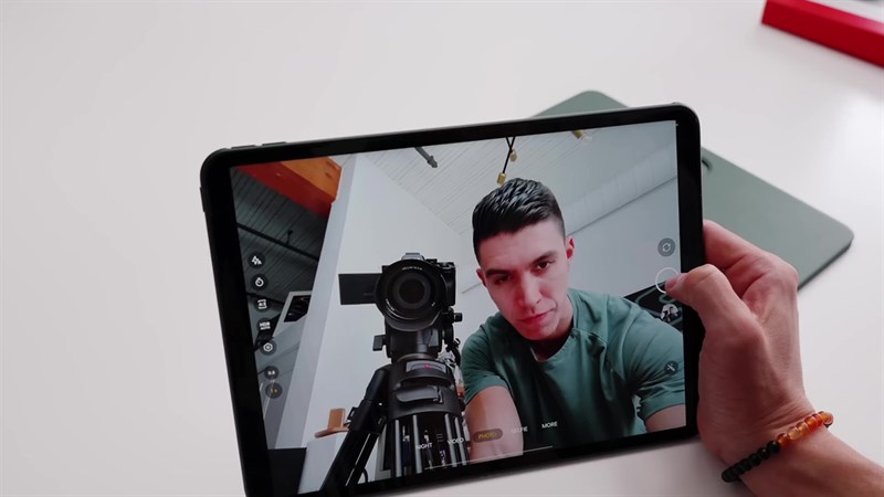 Giao diện chụp ảnh OnePlus Pad có thiết kế tương tự như các thiết bị OnePlus khác nhưng đã được đơn giản hóa. Giao diện chụp ảnh OnePlus Pad có thiết kế tương tự như các thiết bị OnePlus khác nhưng đã được đơn giản hóa.