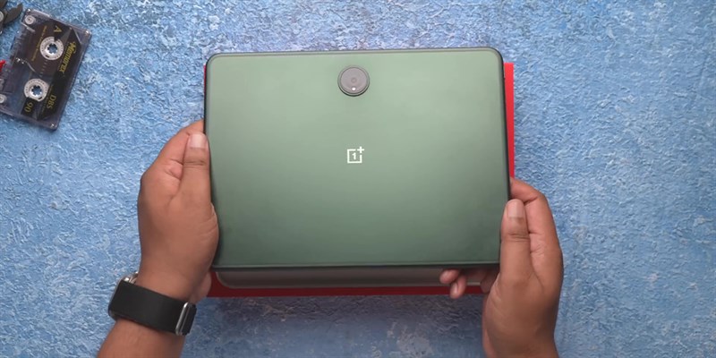 Mặt sau của OnePlus Pad khá dễ bám dấu vân tay. Mặt sau của OnePlus Pad khá dễ bám dấu vân tay.