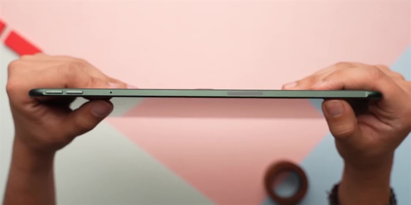Cạnh trên của OnePlus Pad được làm phẳng để đặt bút stylus trong khi sạc. Cạnh trên của OnePlus Pad được làm phẳng để đặt bút stylus trong khi sạc.