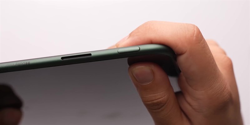 Các nút bấm của OnePlus Pad có kích thước nhỏ, nên hơi khó thao tác. Các nút bấm của OnePlus Pad có kích thước nhỏ, nên hơi khó thao tác.