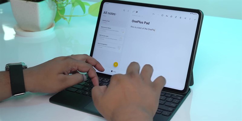 Góc nghiên của bản phím khi kết hợp với OnePlus Pad nhỏ nên làm máy bị dựng đứng. Góc nghiên của bản phím khi kết hợp với OnePlus Pad nhỏ nên làm máy bị dựng đứng.